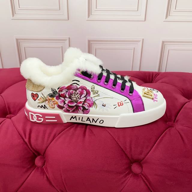 Actual Price: The wool lining is custom-made. This high-end women's model featu