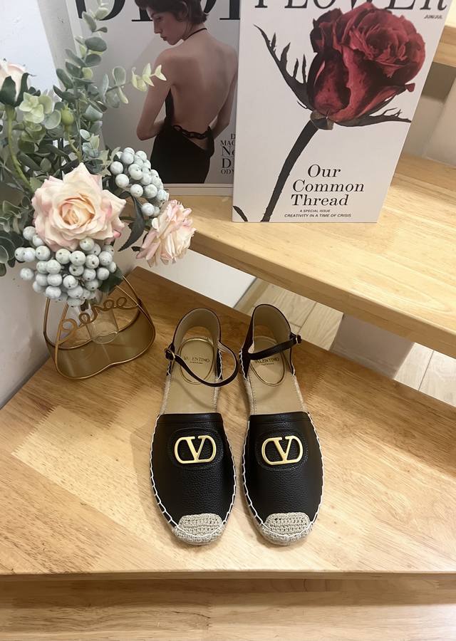 Factory Price Women's Shoes and Sportswear Original Valentino Garavani Lapa Lyc