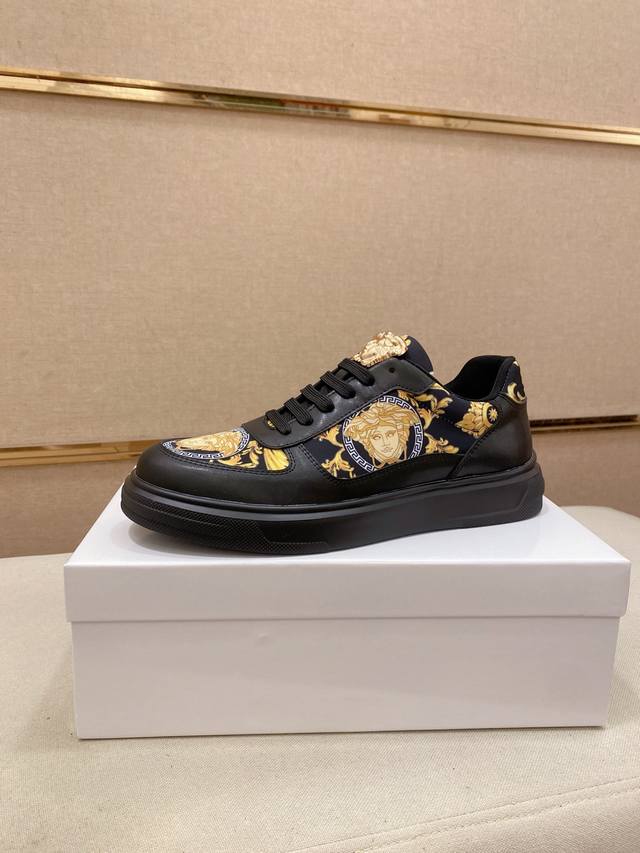 Factory-priced men's sports shoes, original and new Versace. Imported top-grain
