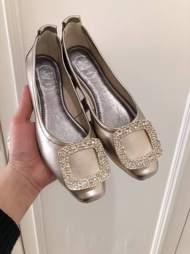 Factory Price: Women's Original Sports Shoes. A new and exciting product: the R