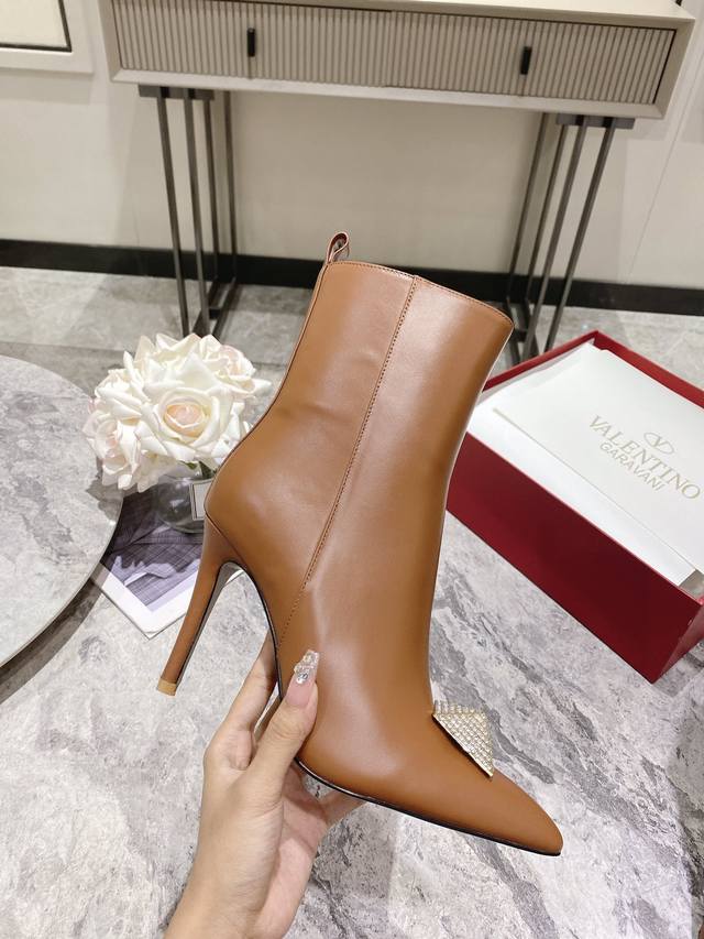 Factory Price Women's Shoes and Athletic Shoes Original Valentino Autumn/Winter