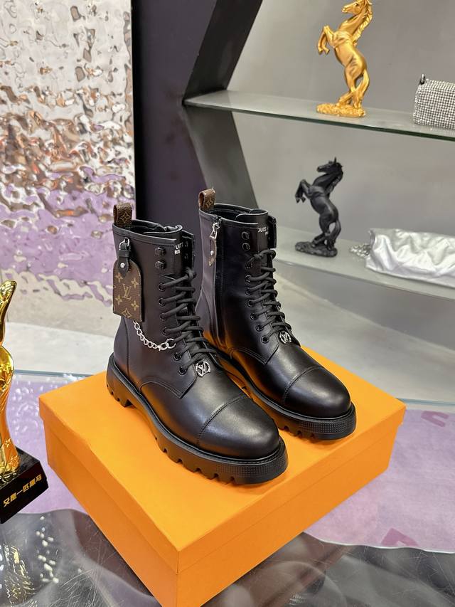 Factory price: The latest short boot model from the Louis Vuitton official websi