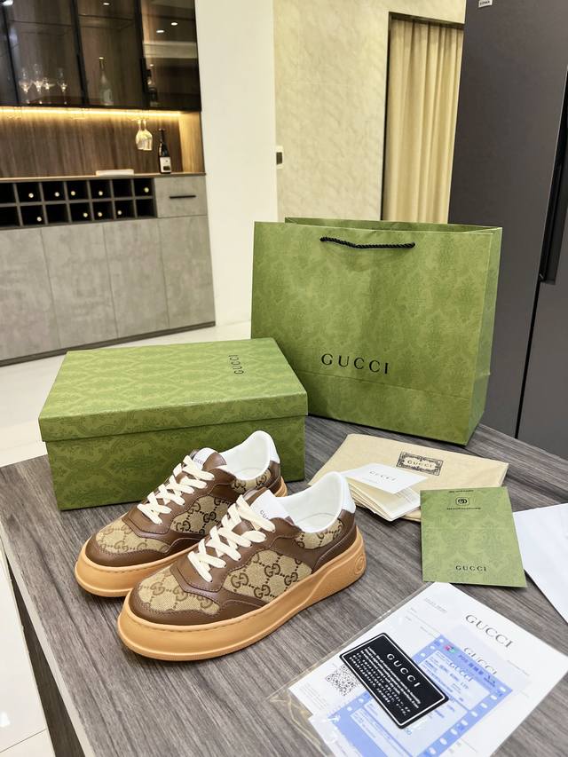 G's latest blockbuster thick-soled white sneakers feature a sporty and casual bl