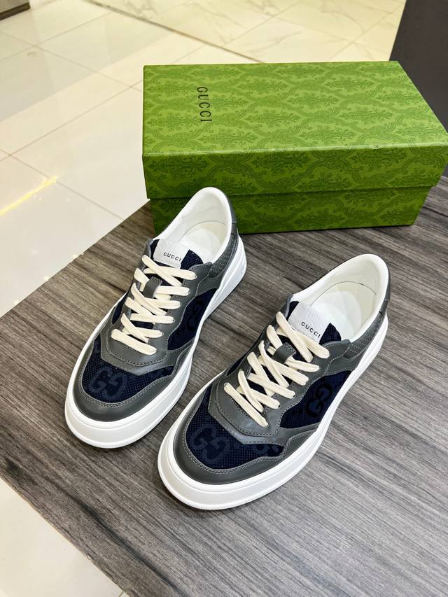 G's latest blockbuster thick-soled white sneakers, a blend of sporty and casual