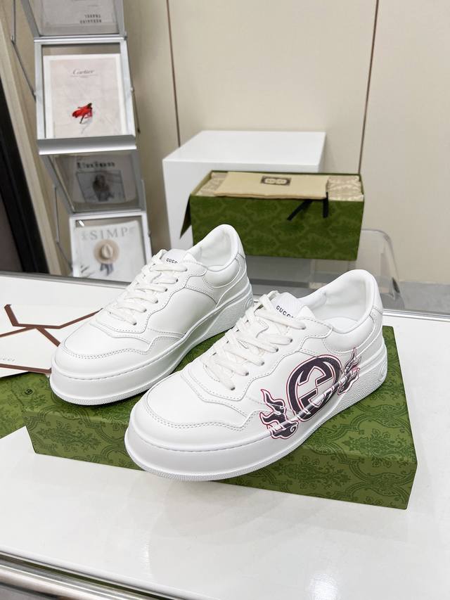 G's latest blockbuster thick-soled white sneakers feature a sporty and casual bl