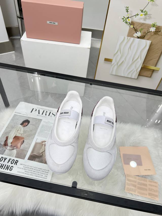 miumiu Miu Miu casual white shoes are so beautiful! Made of soft leather, they a