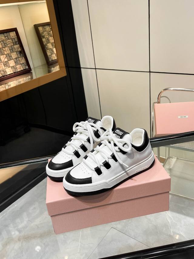 Miumiu's new dirty white sneakers are still classic and stylish. A simple checke