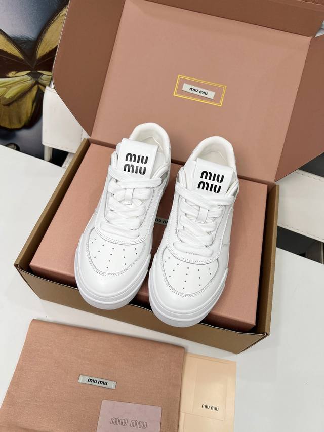 Miumiu's new dirty white sneakers are still classic and stylish. A simple checke