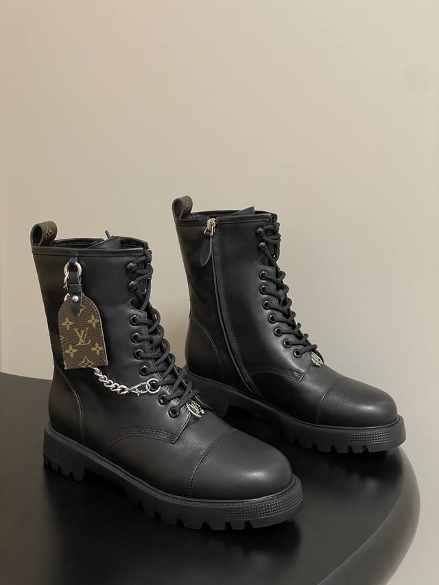 25Fw New Fall/Winter Louis Vuitton District Ranger Ankle Boots with Chain and Mo