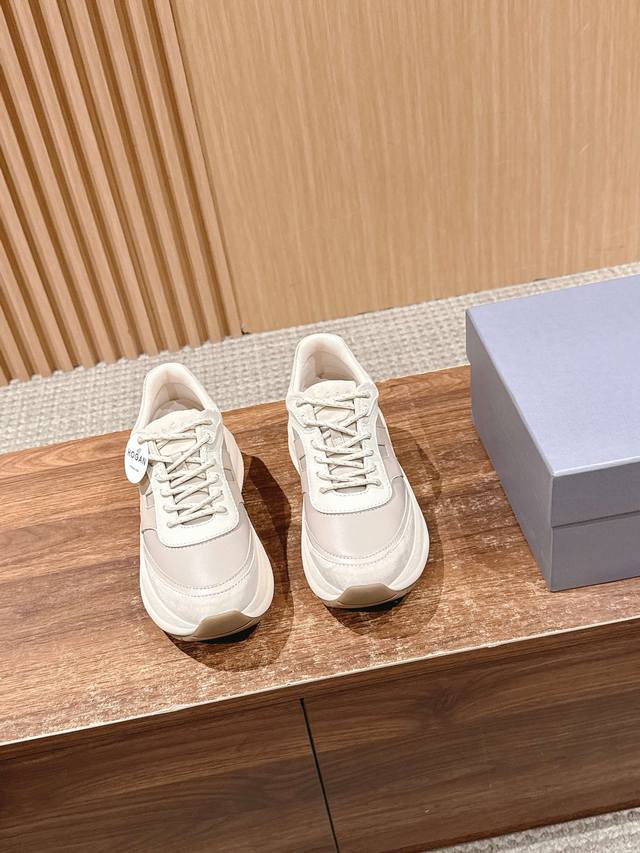 Top version#Hauge's new casual thick-soled sneakers have a user-friendly 7.5cm h