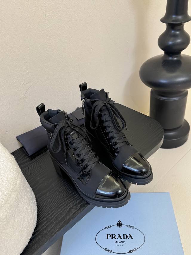 Prada's new catwalk backpack series! Classic boot shape and British motorcycle