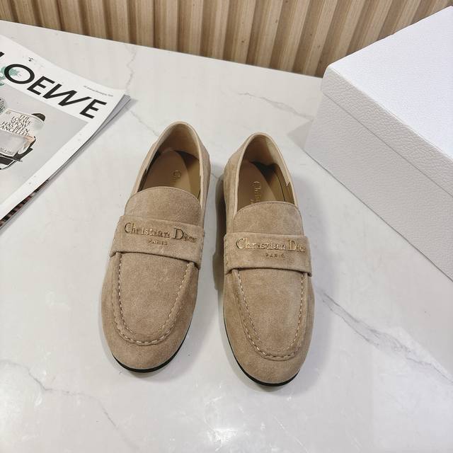 D*Ior2025Vs' latest hit loafer series . These letter-buckle flat loafers are a