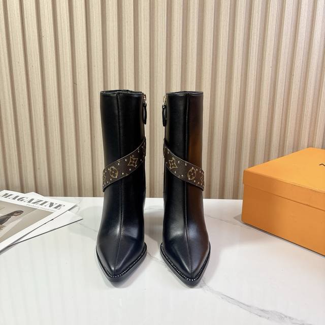 Lv LV pointed-toe ankle boots. Luxurious and stylish, simple and fashionable. Cl