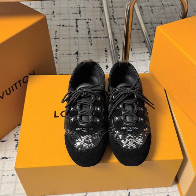 Top-of-the-line version: Couple's pair. Sizes: 35-40. 41. No returns or exchange