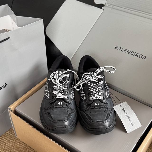 Top version: Balenciag Paris' latest Hamptons series couple's style damaged and