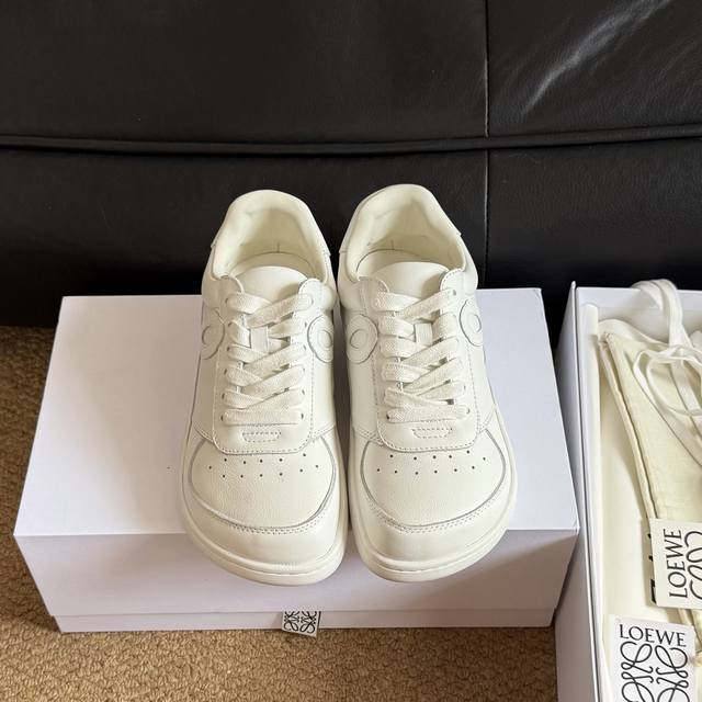 Premium couple's edition Loewe's latest runway-inspired couple's casual sneakers