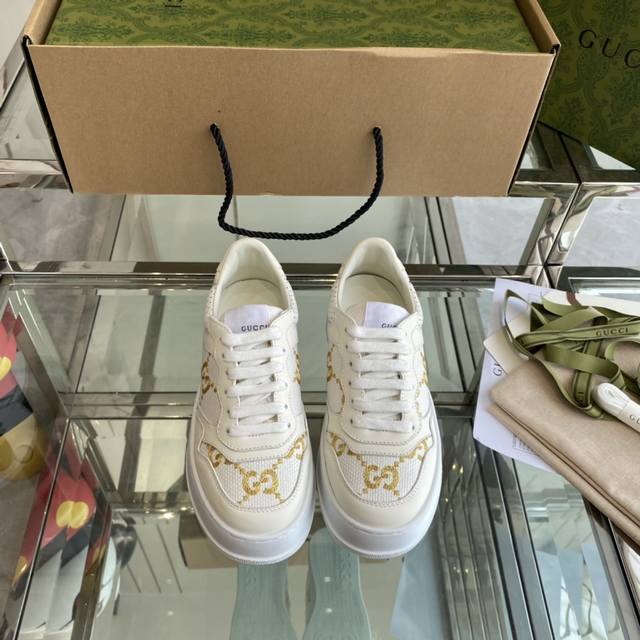 Men's 50Gucci couple's white sneakers are incredibly stylish and comfortable. T