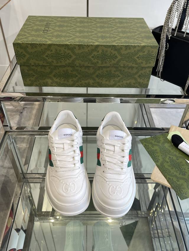 Men's and Women's 420 Gucci new white sneakers are incredibly stylish and comfo