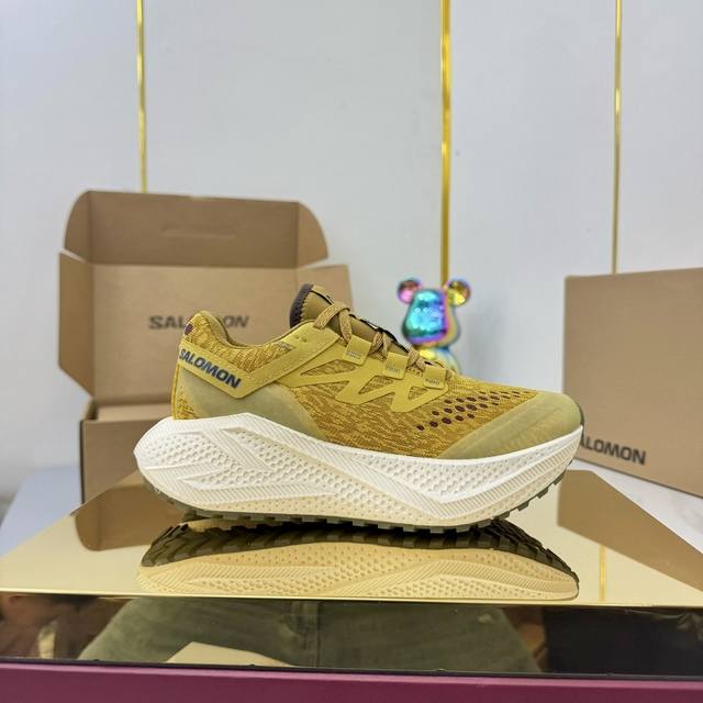 Female and Male 420 Salomon third-generation Aero Glide 3 Grvl Upper: Grsalomon