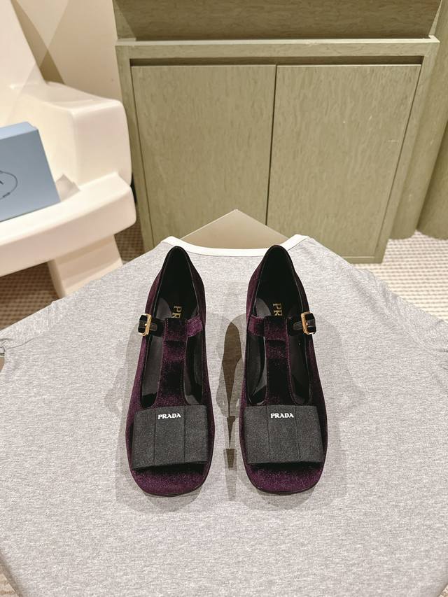 Prada 25S early spring release, top-tier edition. Prada's newest triangle-shape