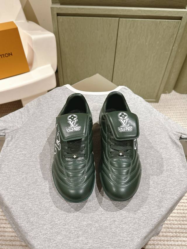 Couple's 225 Louis Vuitton sneakers, soccer shoes, and casual running shoes! Or