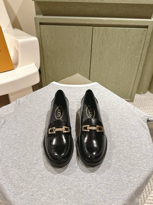 225 New thick-soled loafers are available