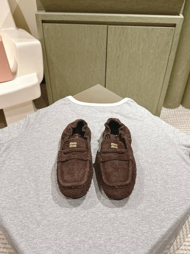 225 New Miumiu color! This versatile slip-on loafer with elasticated heel looks