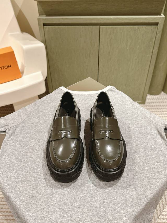 Love 225 Lv Louis Vuitton's latest open-edge beaded cowhide platform loafers! Ne