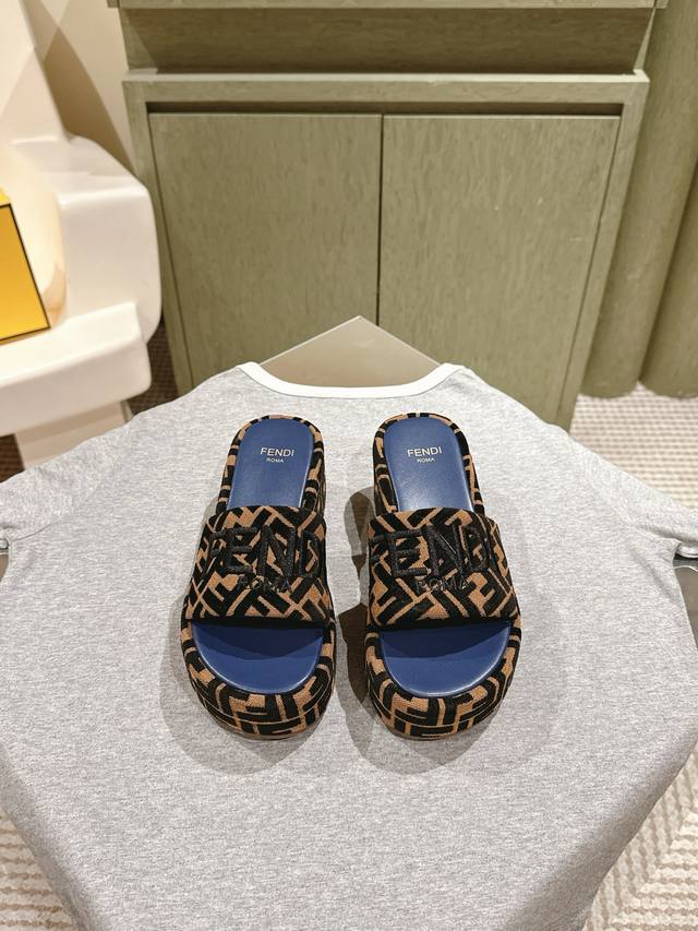 225 Fendi's catwalk collection has arrived! Inspired by the Fendi table legs, th 225 Fendi's catwalk collection has arrived! Inspired by the Fendi table legs, th