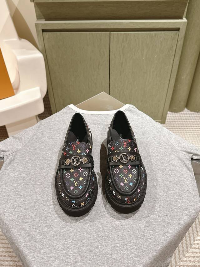 Love 225 Lv Louis Vuitton's latest monogram cowhide platform loafers! New arriva