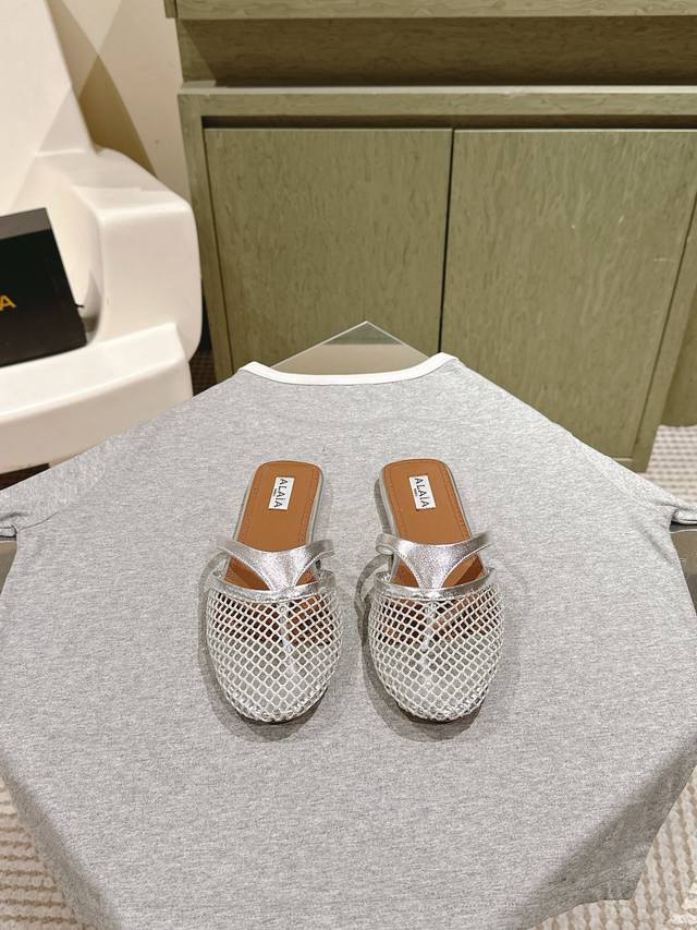 225 Alaia's latest slippers. Inspired by classic Japanese footwear, these slippe