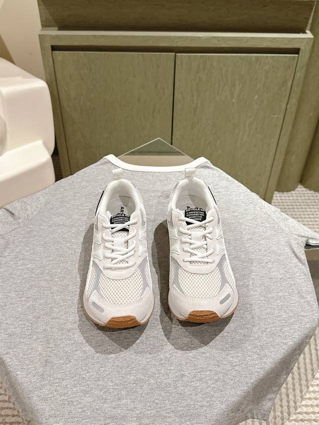 Niche Brand 225 Article **Retro running shoes, worn by countless celebrities....