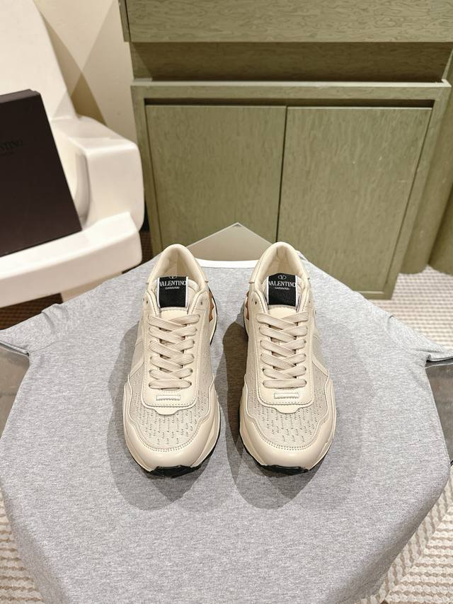 Boy 224 Valentino's new casual white sneakers are the highest-end version on the