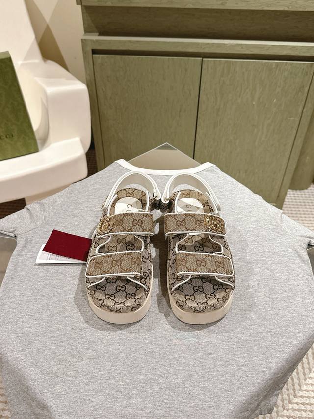 Couple's 225 Gucci beach sandals, new classic monogram sandals, versatile M ski