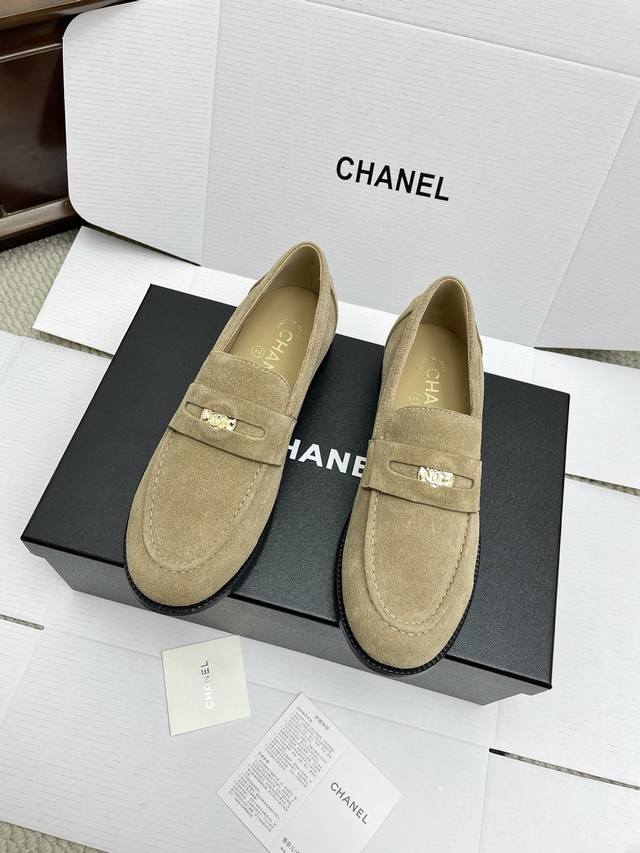 Airplane Box 10 Shopping-level Chanel 25Ss new double C brass buckle loafers .