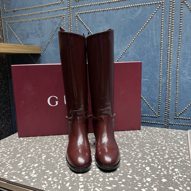 Gucci Classic Horsebit Boots! Runway-worthy! Purchasing-grade cowhide with split