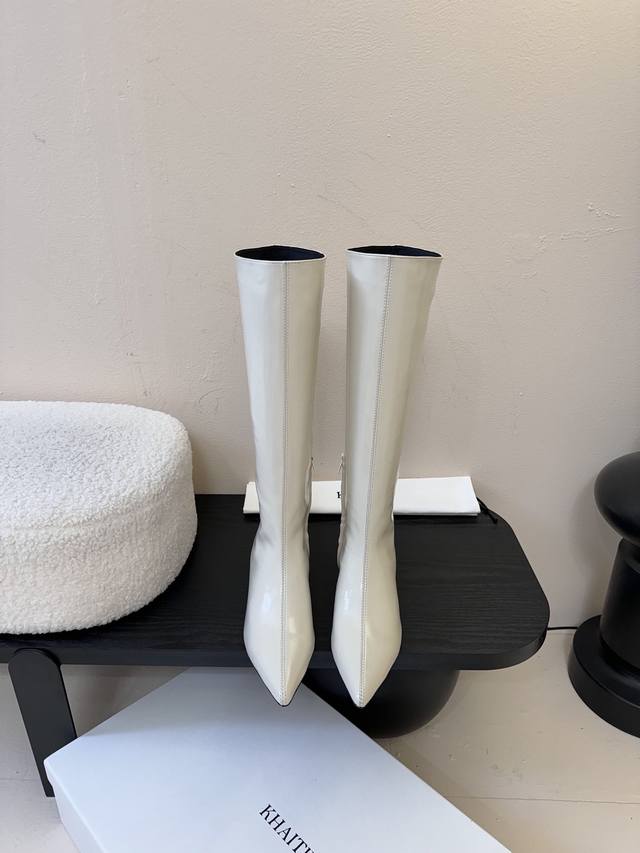 Khait* 25Ss New pointed-toe boots are simple and versatile! Khaite boots are the