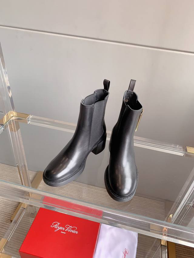 Gold and diamond buckleRoger Vivie*'s new block-heeled square-buckle ankle boots