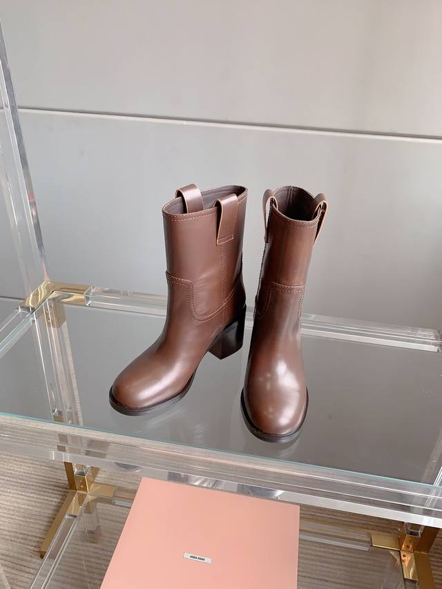 Factory price p Miu's new block-heeled straight ankle boots are super comfortab