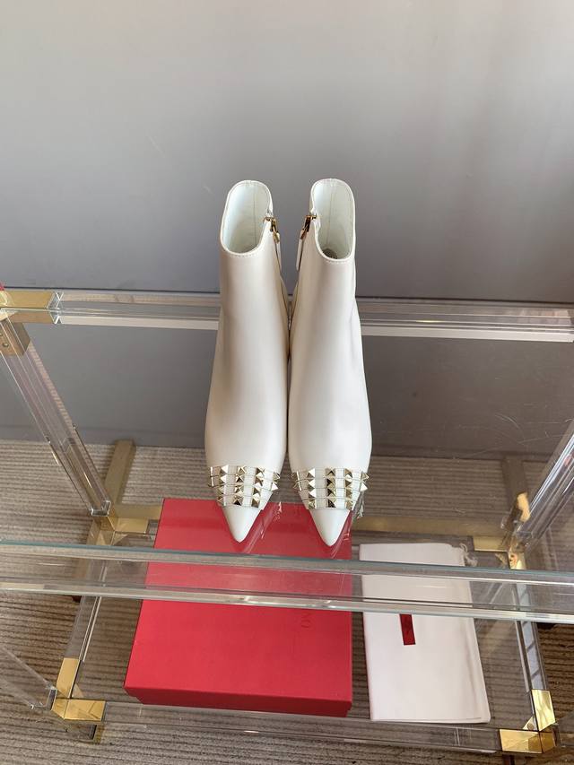 Short boots or long boots Valentin's newest pointed toe rivet boots Upper, pure