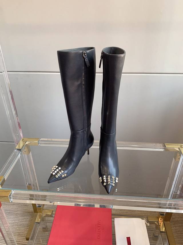 Short boots or long boots Valentin's newest pointed toe rivet boots Upper, pure