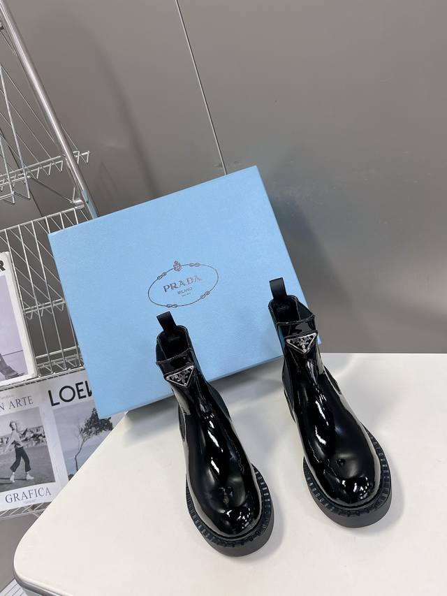 Prada's top-of-the-line triangle-label couple's loafers. 1:1 replica of the ori