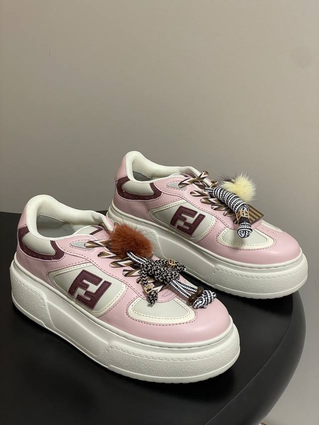 Top-quality Fendi Match 25 platform sneakers with charms and lace-up casual snea