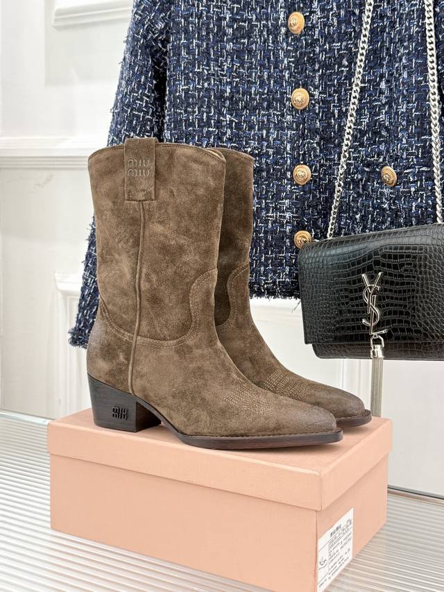 Factory price: 460 cowhide. These Miumiu 25Wf retro Western block-heeled ankle