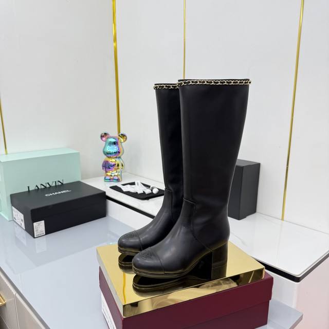 2025 Chanel's new long boots are here. The classic black and gold color scheme,