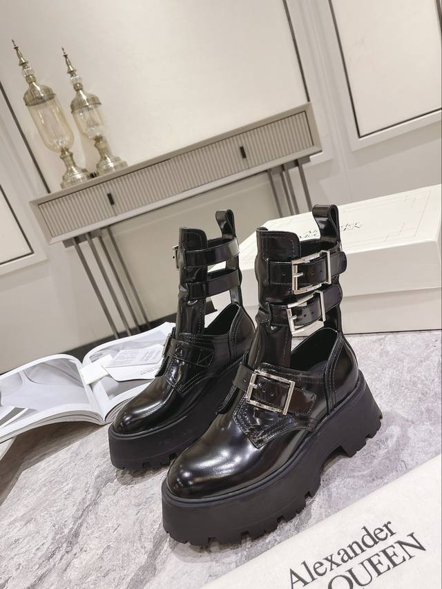 alexander Mcqueen McQueen early autumn catwalk style ancient Roman shoes hollow