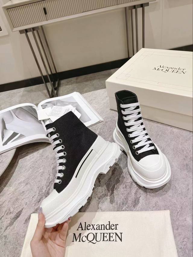 Factory direct sales of Mc Queen's new couple's shoes! SS Spring debut. The upp