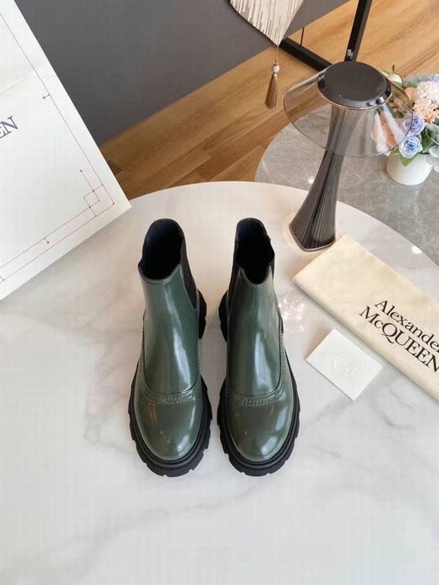 mc Queen Alexander Wang McQueen. The latest runway style, thick-soled Martin boo