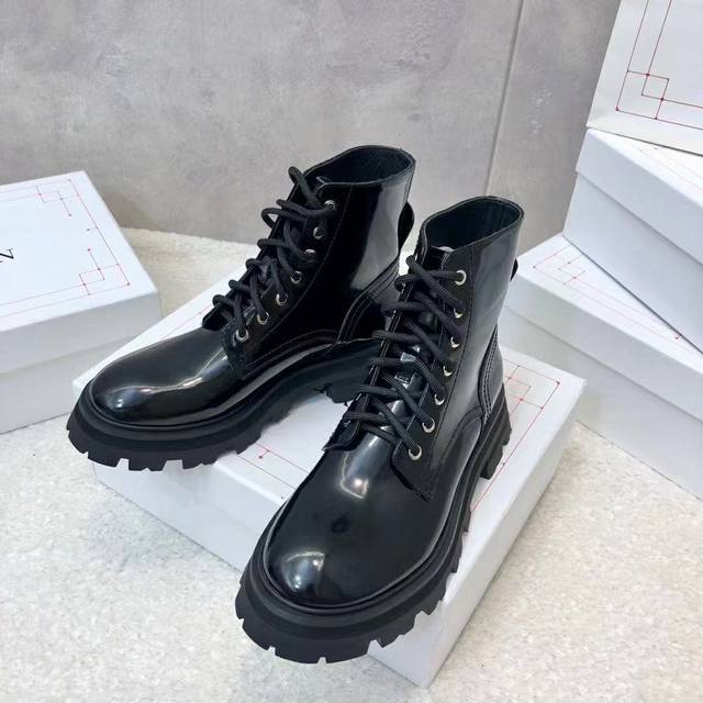 Official website synced with Alexander Wang and McQueen. The latest runway styl