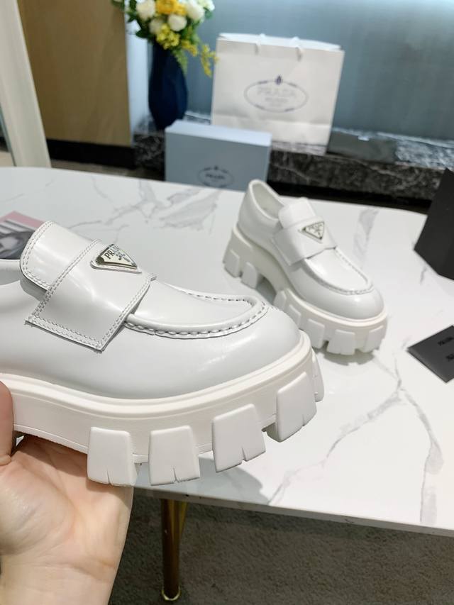 Factory Price: p Prada's new spring/autumn black open-edge red patent leather t